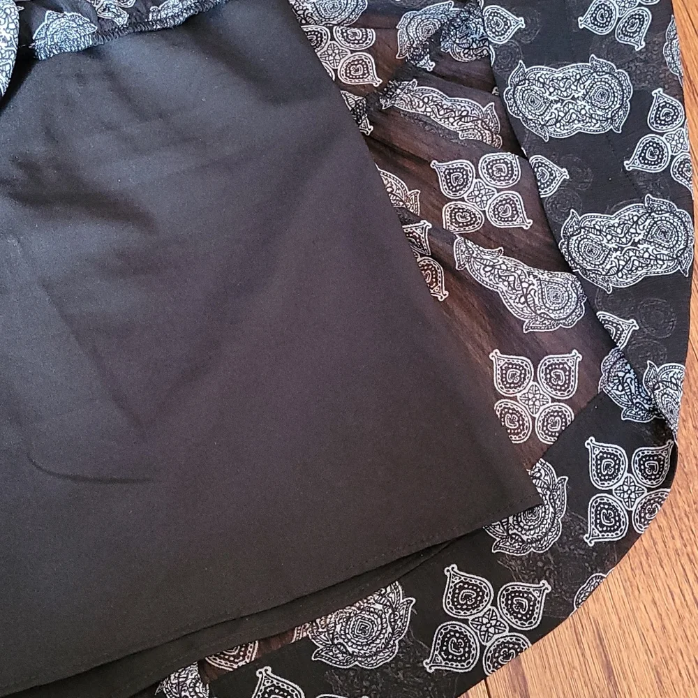 Rose and Olive Tiered Hemline Vee Neckline Graphic Print Dress - Size Medium - Picture 13 of 14